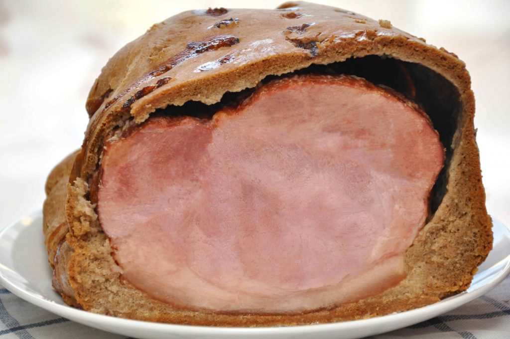 Osterschinken im Brotteig an Specksoße